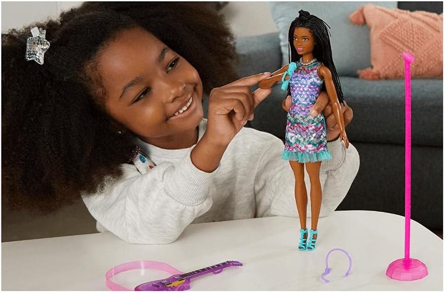 Barbie GYJ24 - "Bühne frei für grosse Träume" Brooklyn Barbie Puppe (ca. 30 cm gross, mit braunen Zö