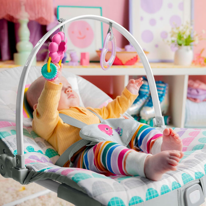 Bright Starts Rosy Rainbow Babywippe mit Vibration, Babysitz für Mädchen oder Jungs, Neugeborenes +