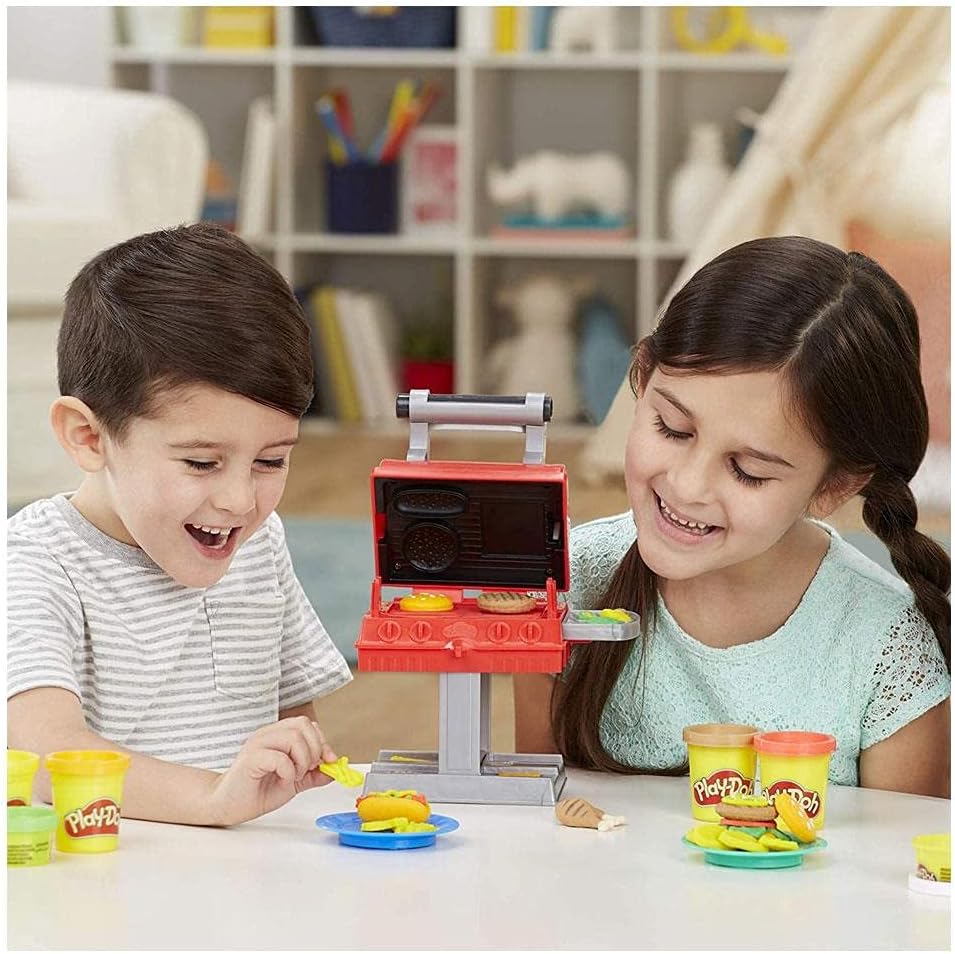 Play-Doh Kitchen Creations Grillstation Spielset für Kinder ab 3 Jahren mit 6 Farben und 7 Zubehörte