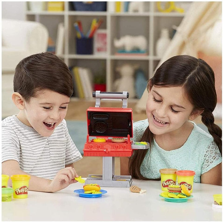 Play-Doh Kitchen Creations Grillstation Spielset für Kinder ab 3 Jahren mit 6 Farben und 7 Zubehörte