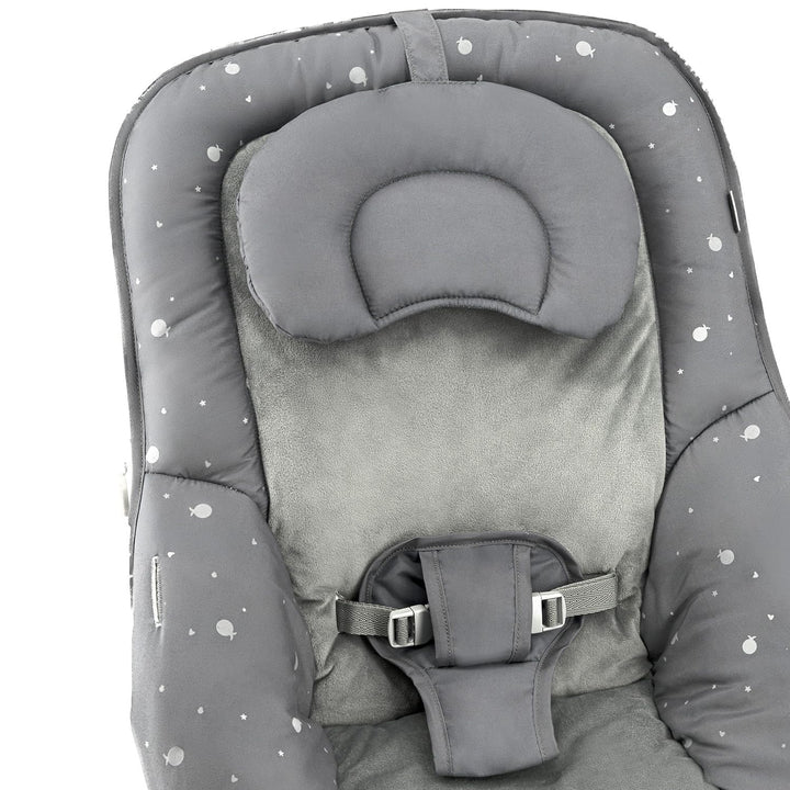 MoMi Babywippe LAPIS für Babys bis 12 kg, Batteriebetrieb, 3-Punkt-Sicherheitsgurt, Bügel und 2 Spie