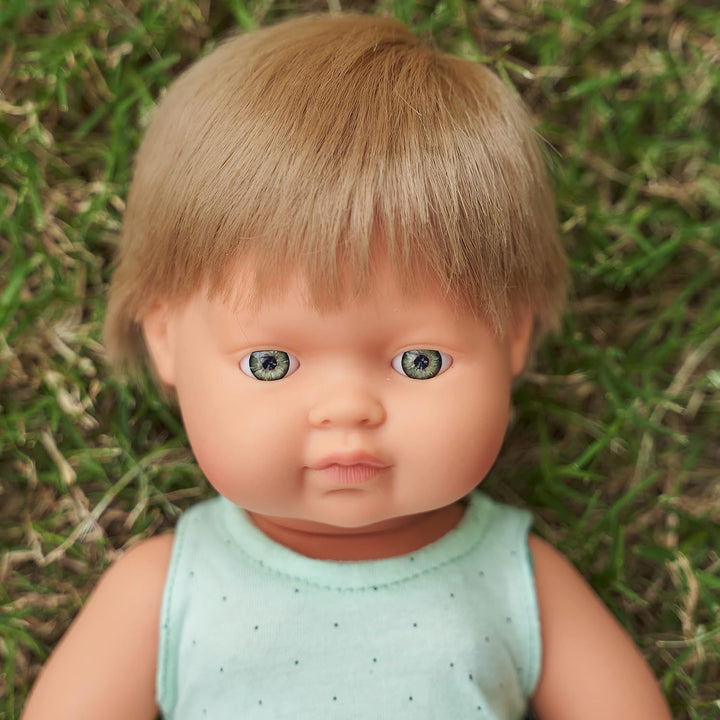 Miniland Dolls: europäische Babypuppe Junge mit dunkelblondem Haar, 38cm, aus weichem Vinyl, in tran