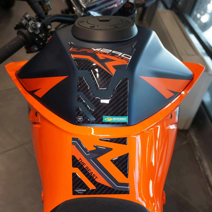 labelbike - 3D Aufkleber Tank PAD kompletter Tankschutz kompatibel mit KTM 1290 Super Duke R 2021 Mo