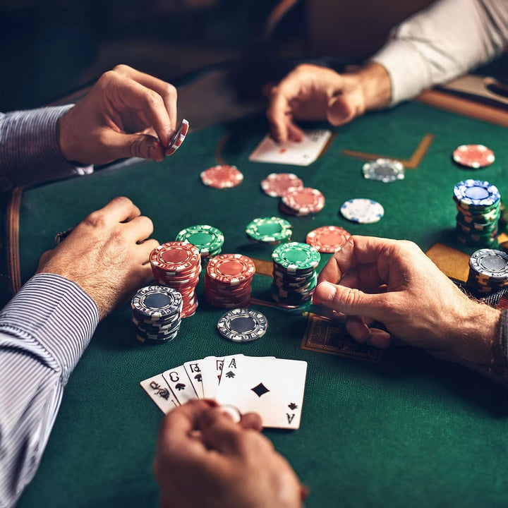 H&F Heimtextilien Pokerkoffer Set 300 Chips mit Kartenmischer – Komplettes Poker Spielset mit Karten