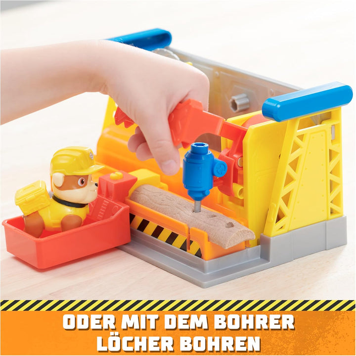 Rubble & Crew - Werkstatt Spielset mit 2 Werkzeug-Aufsätzen, 1 Rubble Hundefigur, 85g Kinetic Sand B