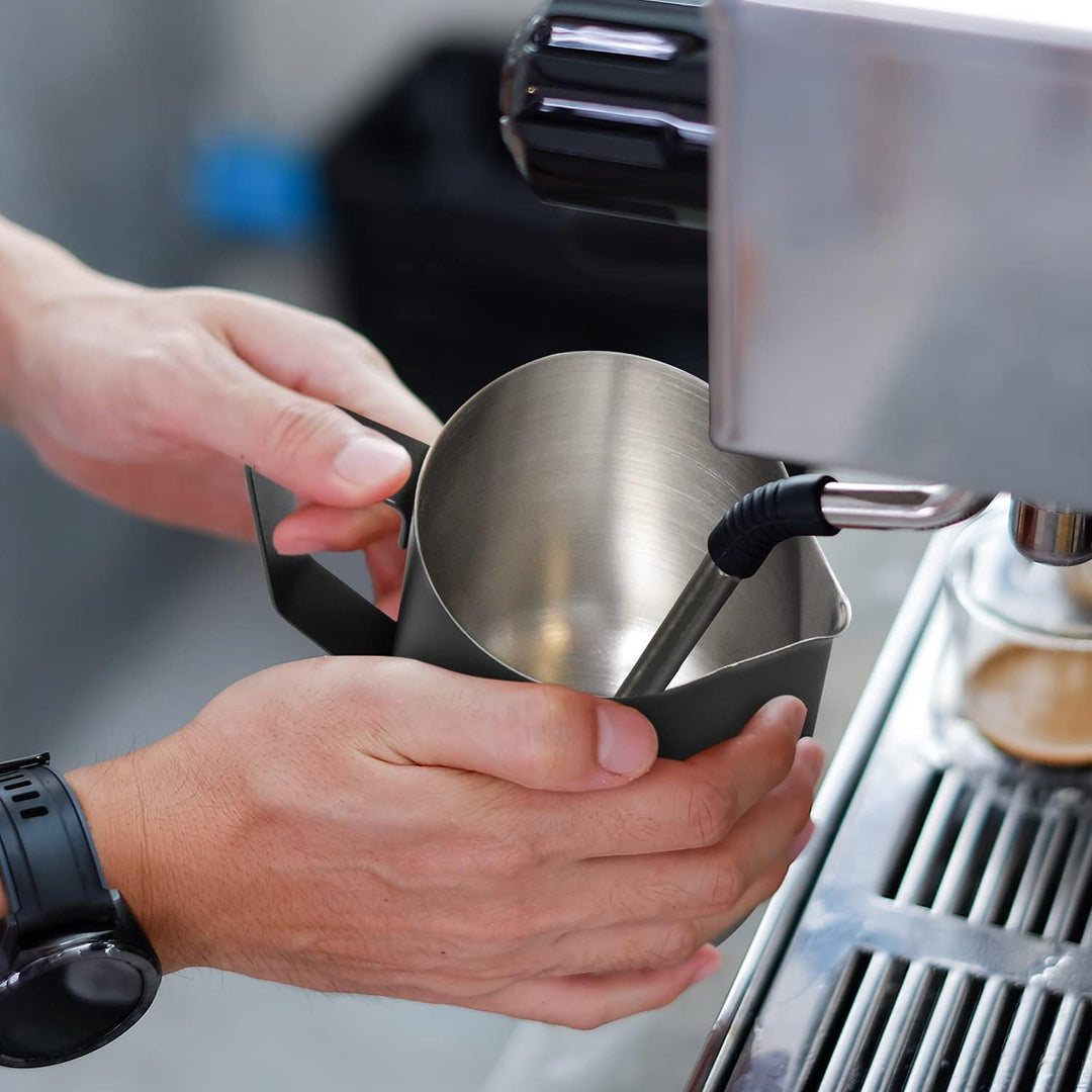 Joeji's Kitchen ﻿﻿Schwarzes 600ml Barista Milchkännchen Edelstahl - ﻿ Milchkännchen zum Aufschäumen