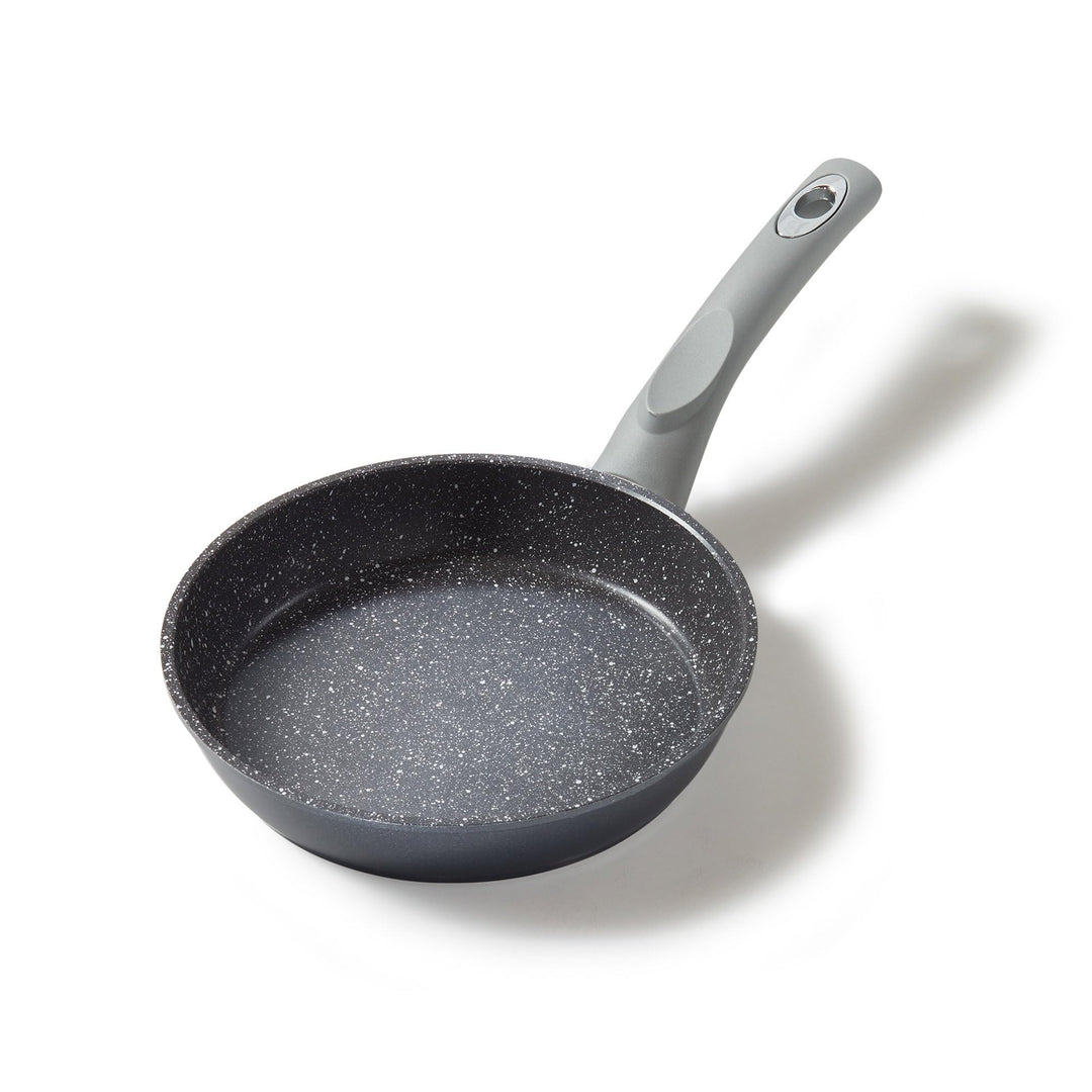 STONELINE Gourmundo Bratpfanne, 18 cm, antihaftbeschichtete Pfanne mit echten Steinpartikeln, alle H