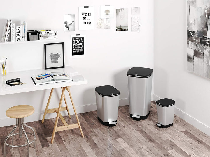 CURVER KIS Chic Bin Style Treteimer 45l mit Deckel und Pedal, Müllbeutelaufhängung, Silber metallic,