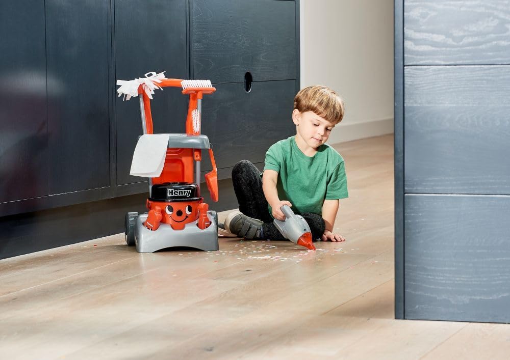 Casdon Henry & Hetty Spielzeug. Henry Deluxe Putzwagen. Rotes Spielset im Henry Design mit funktioni