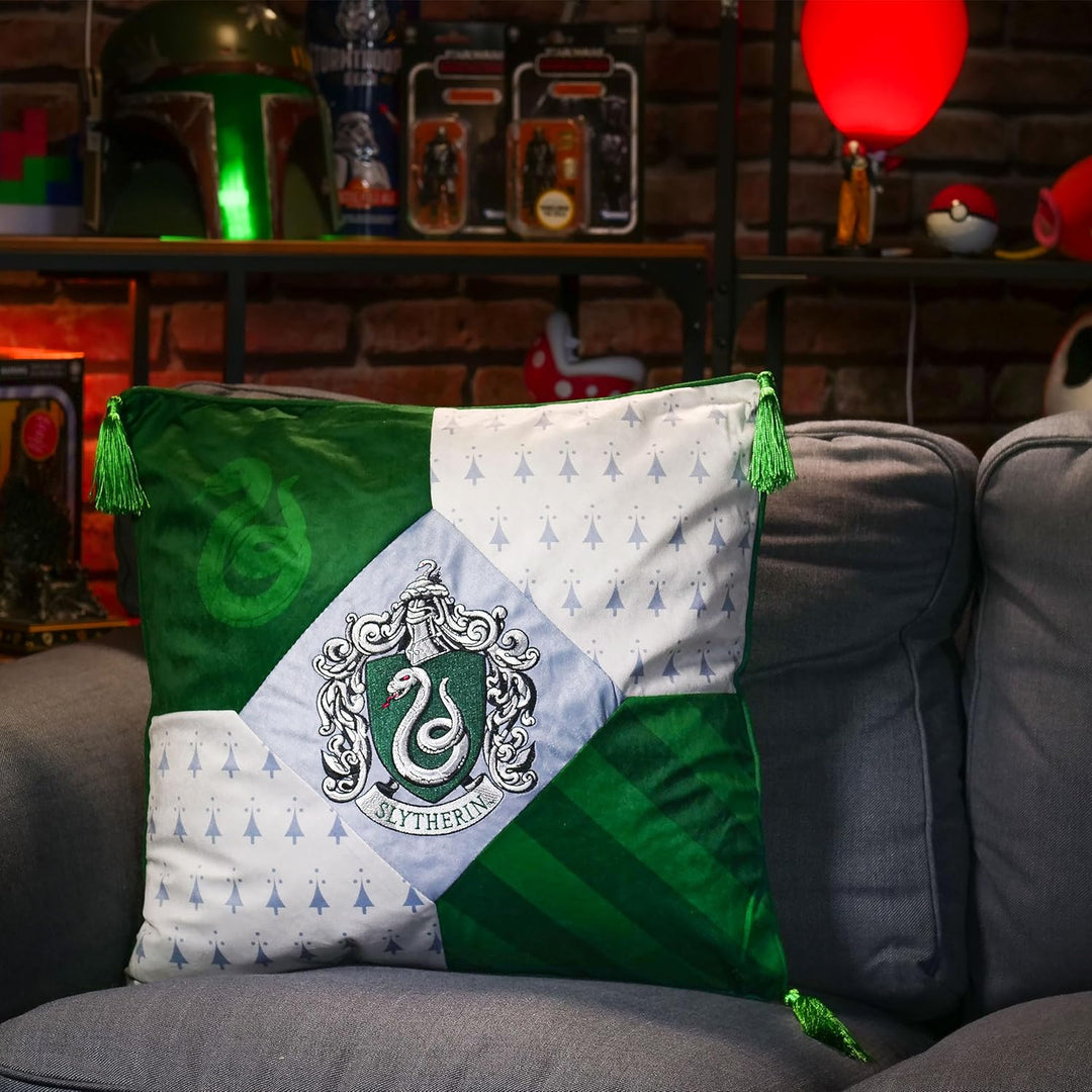 Elbenwald Harry Potter Kissen mit Quasten im Slytherin Design mit gesticktem Wappenpatch in den Haus