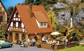 FALLER Gasthaus Zur Krone Modellbausatz mit 42 Einzelteilen 167 x 105 x 100 mm I Modelleisenbahn Zub
