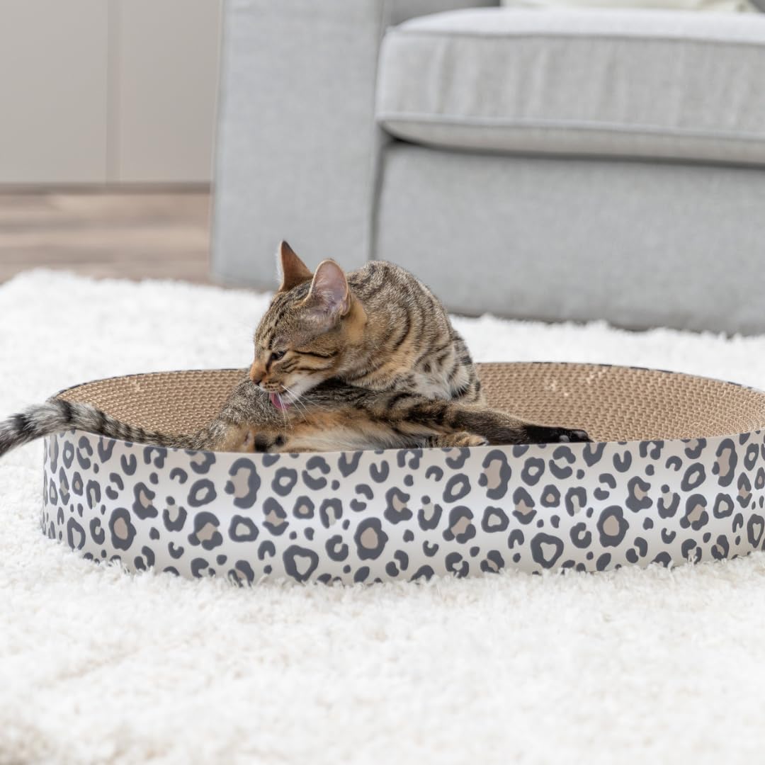 Trixie Kratzbrett Leo aus Pappe 63 × 10 × 35 cm, Kratzspielzeug mit Katzenminze, Creme - 48034