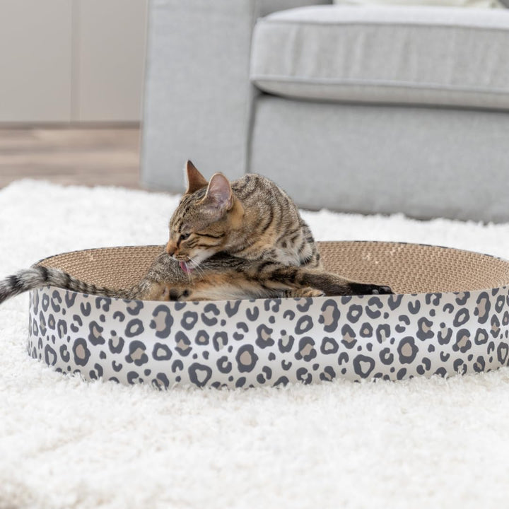 Trixie Kratzbrett Leo aus Pappe 63 × 10 × 35 cm, Kratzspielzeug mit Katzenminze, Creme - 48034
