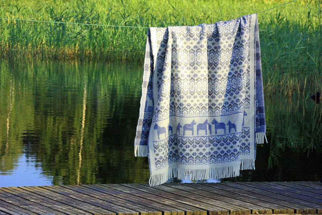 "Dalarna Blå gewebte Wolldecke mit Fransen 130x200 cm Natur/blau/schwarz 100% Schafwolle Strick-Plai