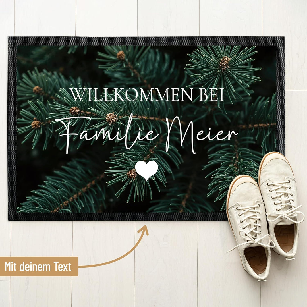 True Statements Deko-Fussmatte „Willkommen bei“ - personalisiert mit Wunschtext - Weihnachtsdeko Tür