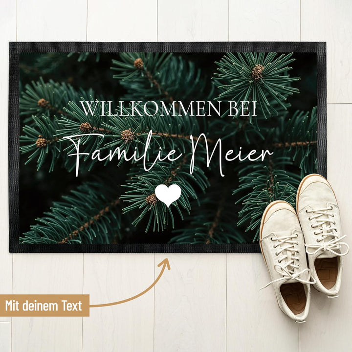 True Statements Deko-Fussmatte „Willkommen bei“ - personalisiert mit Wunschtext - Weihnachtsdeko Tür