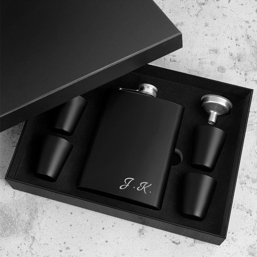 Maverton Flachmann Set 200 ml mit Gravur - Taschenflasche + 4 Schnapsgläsern 20 ml mit Trichter - We