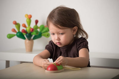 PlanToys Schnürschuh aus Holz für Kinder - Schnürsenkel Binden Lernen Kinder - Holzspielzeug zum Sch