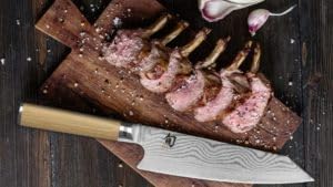Kai Shun Classic White Geschenkset | ultrascharfes Santoku DM-0702W | 18 cm Klinge aus 32-Lagen Dama