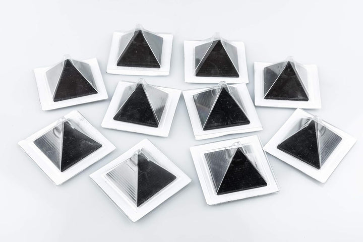 KASHU Edelstein Schungit direkt aus Karelien: 10 x Pyramide 4 cm Poliert