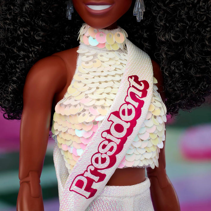 Barbie The Movie Sammelpuppe, ISSA Rae als Präsidentin glitzernden weissen Set aus Bluse und Shorts,