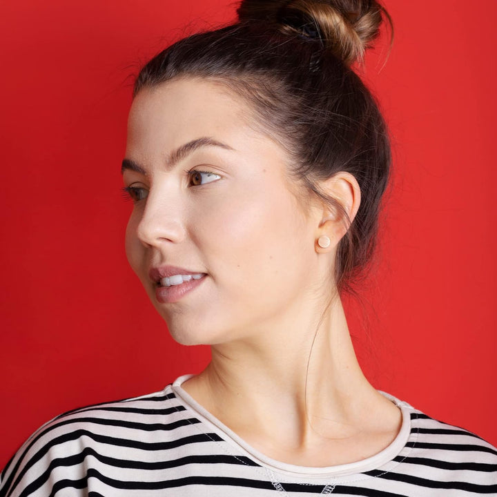 Runde Ohrstecker apricot mit Stein in Perlmuttoptik • Bunte Ohrringe für Damen • Nachhaltiger Modesc