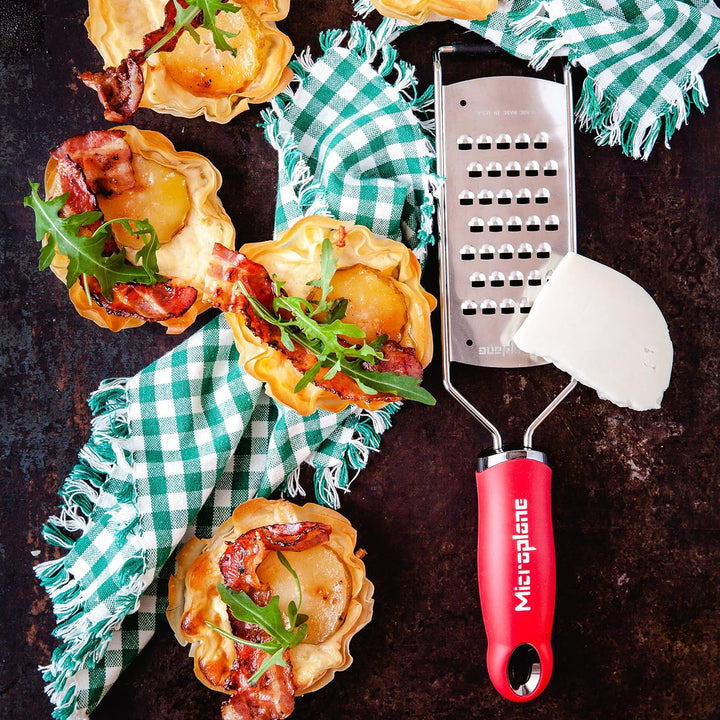 Microplane Küchenreibe Sehr Grob für Kartoffel, Zucchini, Karotte, Apfel, Kohl und Käse in Rot mit E