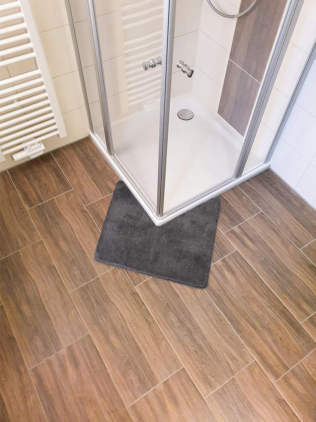 FLUFFY® Badteppich für Eckduschen, Hochflor aus Mikrofaser, rutschfeste Unterseite (V-Form | Innenma