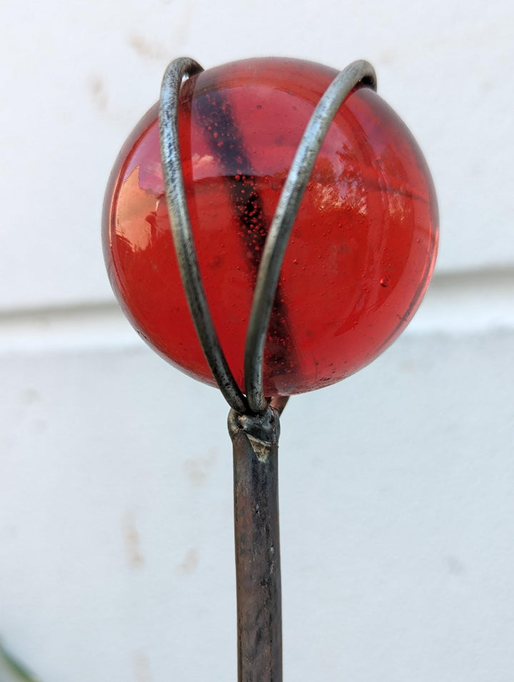 Zen Man Edelrost Gartenstecker aus Metall H160cm mit Glaskugel 6 cm Gartendeko 032035-2 (Rot), Rot