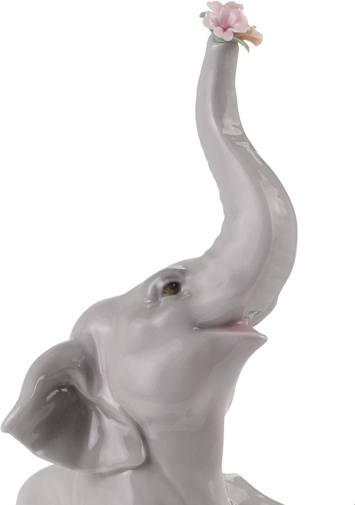LLADRÓ Figur Babyelefant Mit Rosa Blume. Elefant. Porzellan.