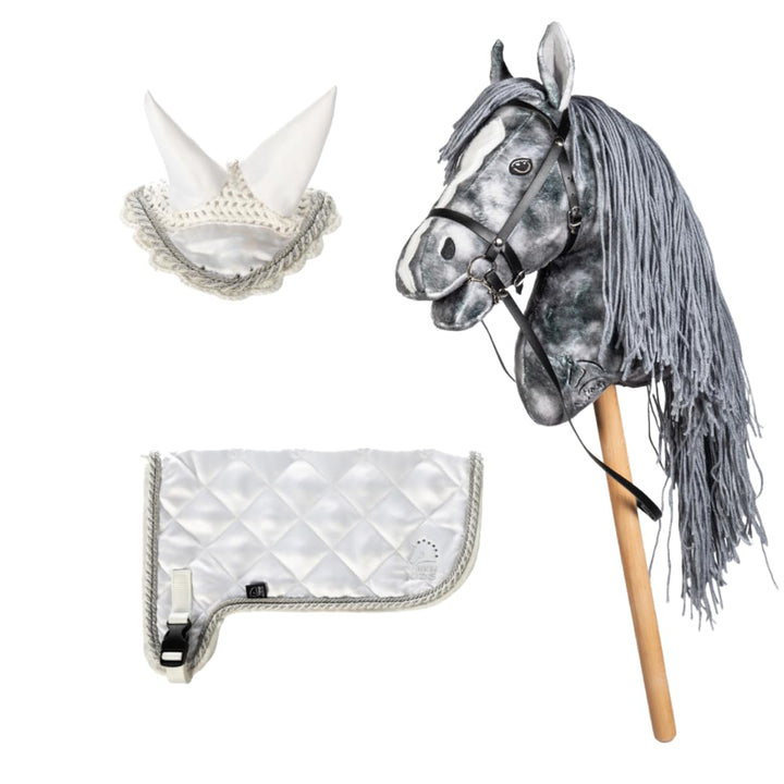 Holly & Claire HKM Hobby Horse „Clara“ grau marmoriert – Steckenpferd Turnier-Set mit weisser Fliege
