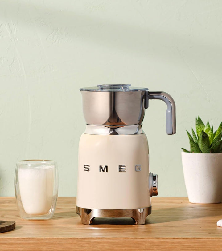 SMEG, Milchaufschäumer MFF11PKEU, mit Induktionssystem, 6 voreingestellte Programme, hochwertiges De