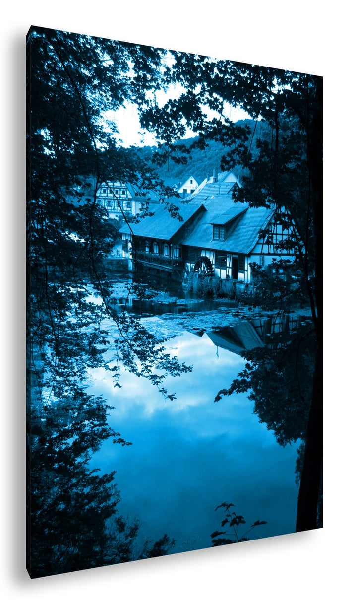 deyoli bezauberndes Dorf im Wald Format 80x60 Effekt: Monocrome Blau als Leinwandbild, Motiv fertig