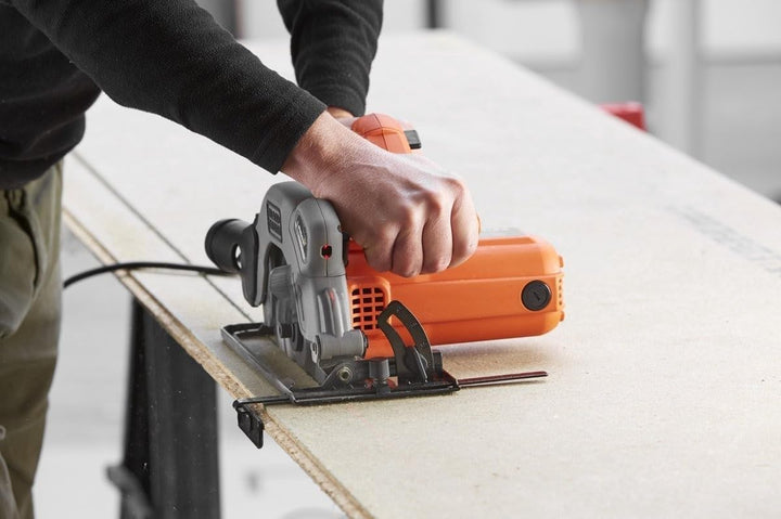 Black+Decker Handkreissäge (1250W, Schnitttiefe 66 mm / 50 mm (90°/45°) 1 Sägeblatt mit Parallelansc