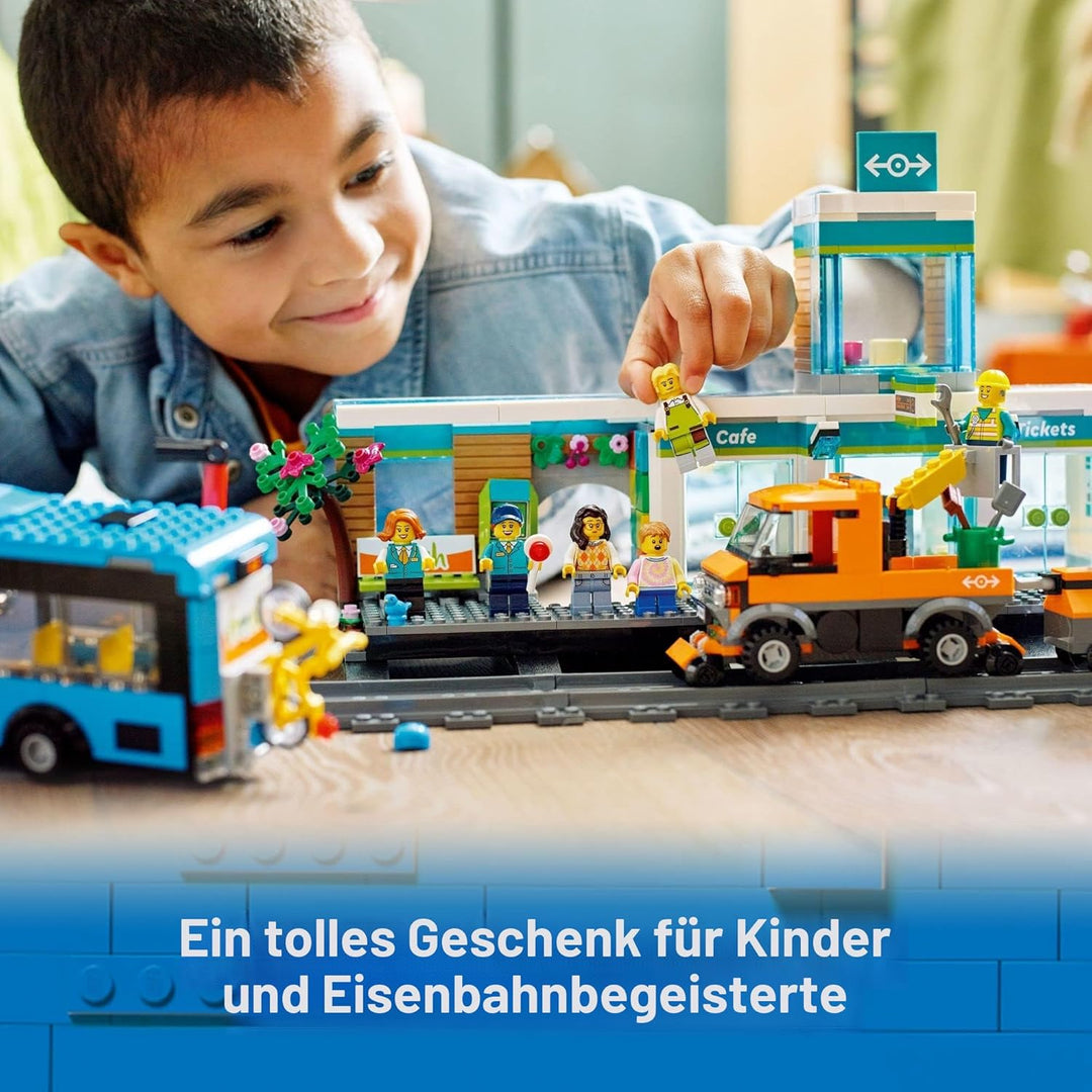 Lego 60335 City Der Bahnhof: Stadtabenteuer mit Bus, Hubwagen, 6 Minifiguren, Strassenschilder, komp