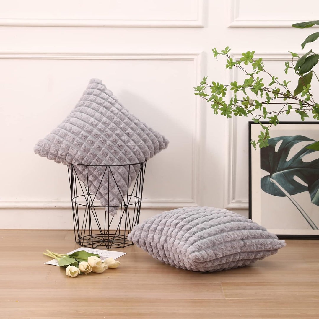 Mandioo 2er Set Super Soft Plüsch Faux Pelz Dekokissen Kissenbezüge 50x50 cm Hellgrau, Plaid Textur