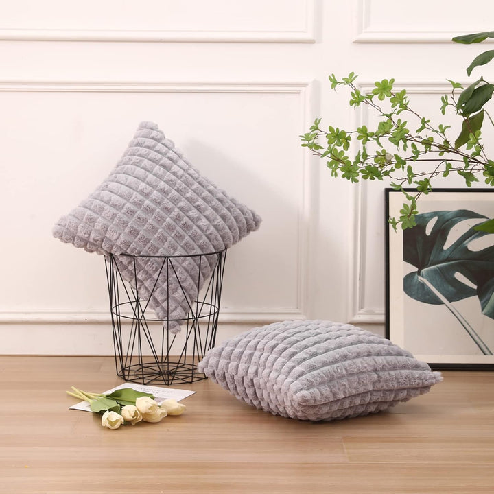 Mandioo 2er Set Super Soft Plüsch Faux Pelz Dekokissen Kissenbezüge 50x50 cm Hellgrau, Plaid Textur