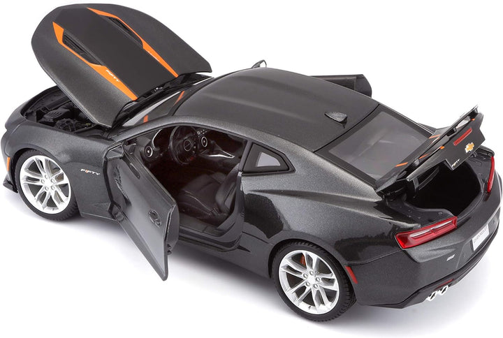 Maisto Chevrolet Camaro zum 50. Jubiläum, Modellauto mit Federung, Massstab 1:18, Türen und Motorhau