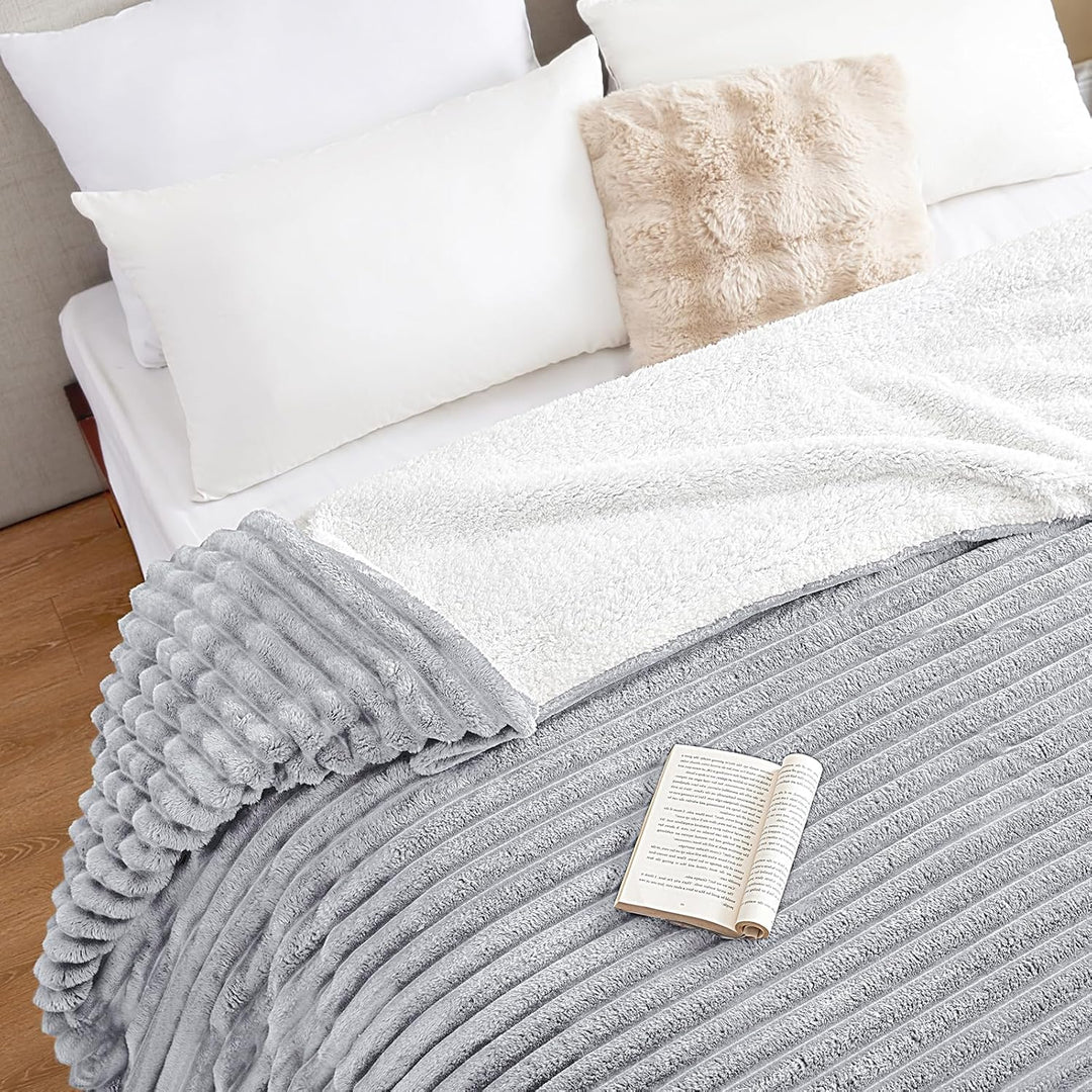 WAVVE Decke Sherpa Kuscheldecke Flauschig Hellgrau - Extra Warme Dicke Weiche Grobe Kordecke Sofaübe