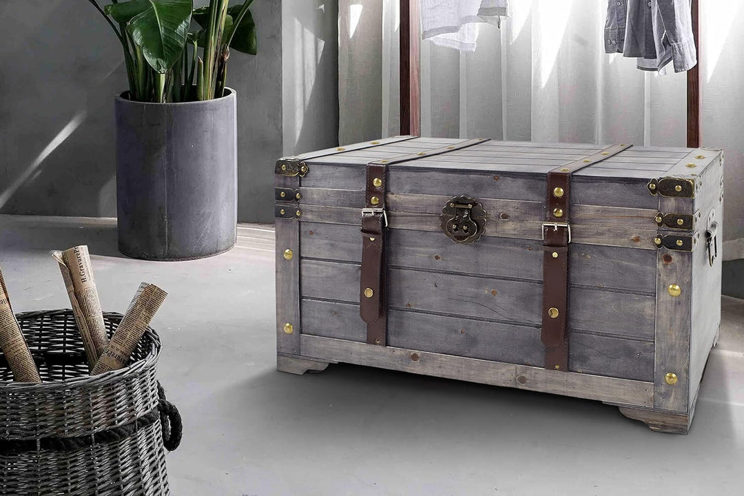 Kobolo Truhe KUBA im Schatzkistendesign aus Holz mit Metall- und Kunstlederapplikationen grau 70x35x