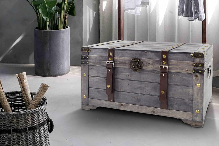 Kobolo Truhe KUBA im Schatzkistendesign aus Holz mit Metall- und Kunstlederapplikationen grau 70x35x