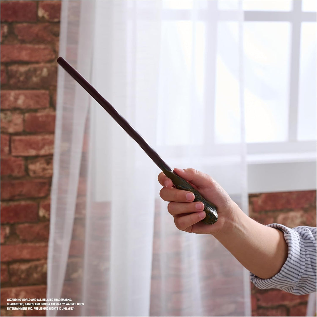 Wizarding World Harry Potter - Authentischer Ron Weasley Zauberstab aus Kunststoff mit Zauberspruch-