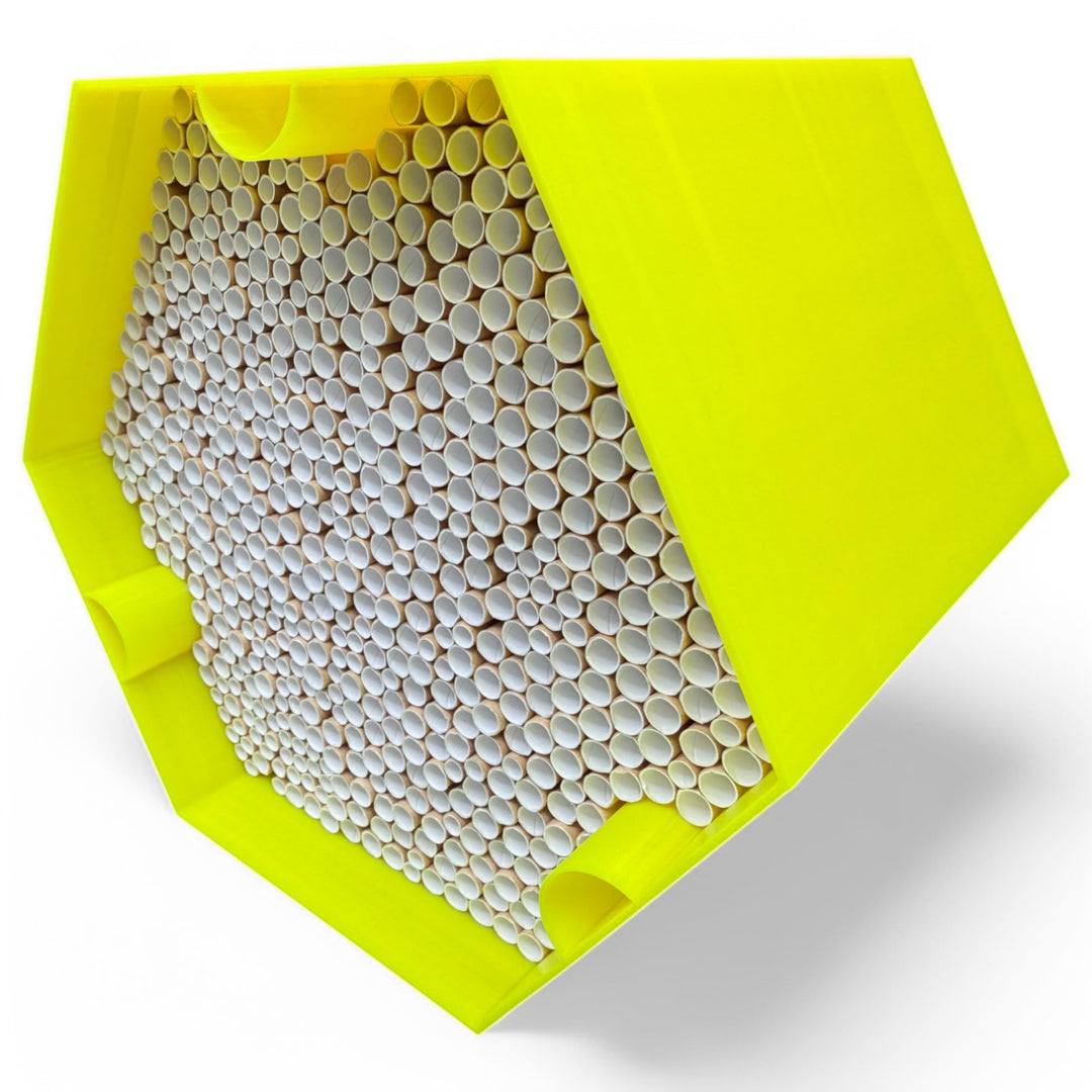 Wildbienen-Nisthilfe – absolut haltbar &amp; wetterfest. Insektenhotel mit 600 Nisthülsen. Hochwertiges