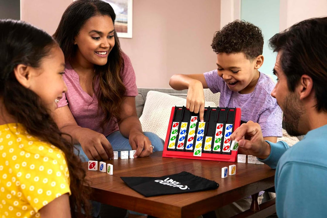 Mattel Games Uno Quatro, Steine nach Farben oder Zahlen sortieren, mit Aktionssteinen, Perfekt als K