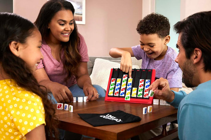 Mattel Games Uno Quatro, Steine nach Farben oder Zahlen sortieren, mit Aktionssteinen, Perfekt als K