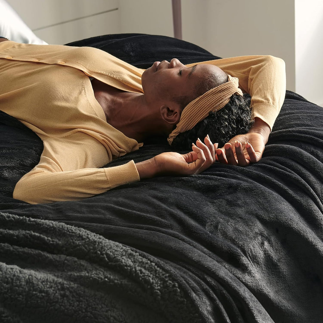 BEDSURE Decke Sofa Kuscheldecke Schwarz - warm Sherpa Sofaüberwurf Decke, Dicke Sofadecke Couchdecke