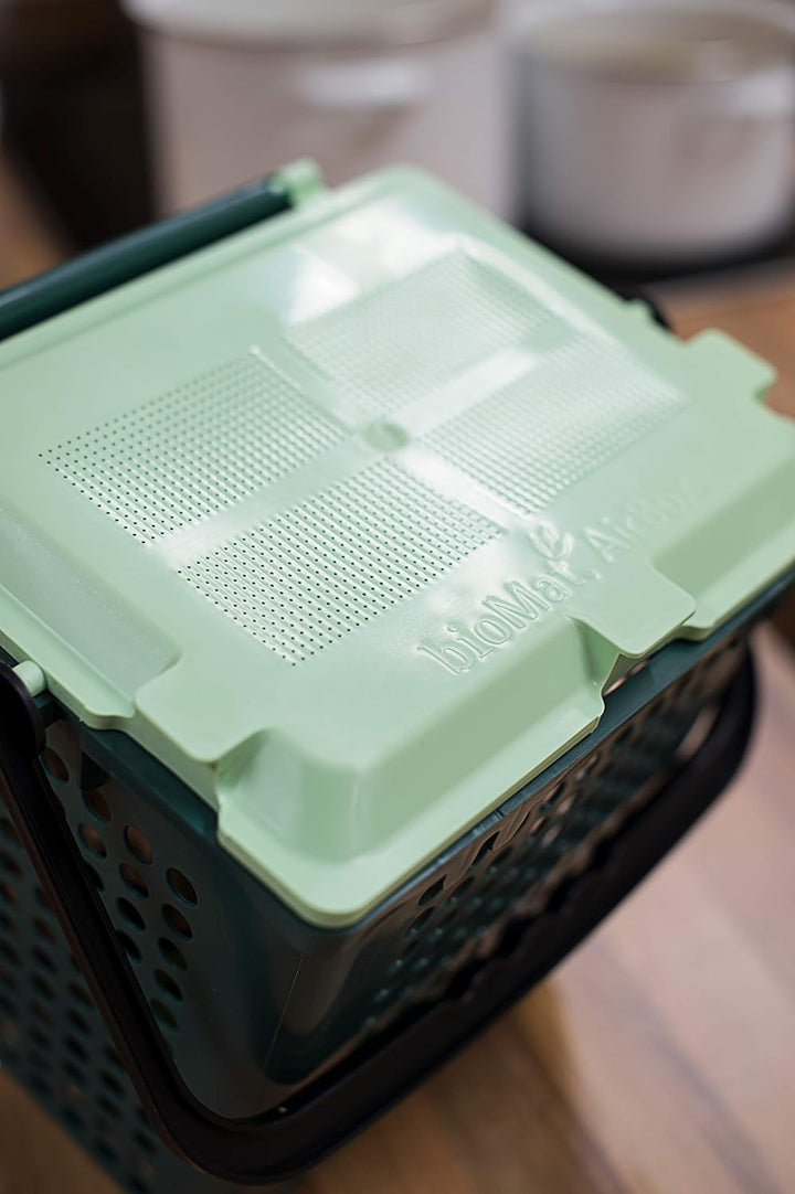 bioMat AirBox® Biomülleimer für die Küche, Tüten bis 10l, Komposteimer mit perforiertem Deckel, frei
