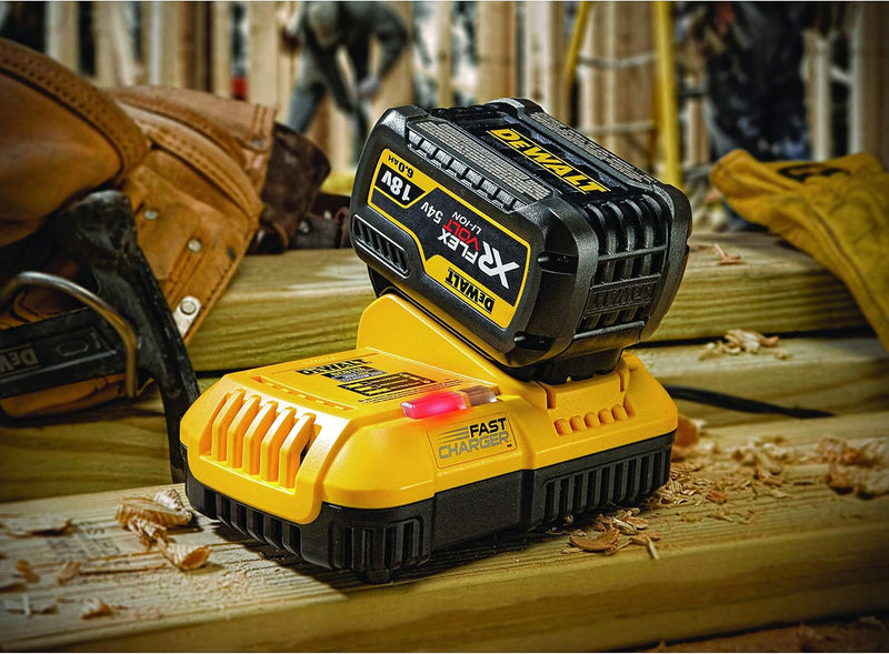 Dewalt System-Schnellladegerät DCB118 (für alle 18V & 54V XR Akkus, 2-Stufen Ladeprozess, LED-Anzeig