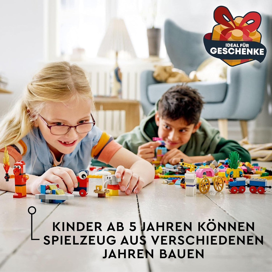 LEGO 11021 Classic 90 Jahre Spielspass Set, Bausteine-Box mit 15 Mini-Modellen legendärer Spielzeuge