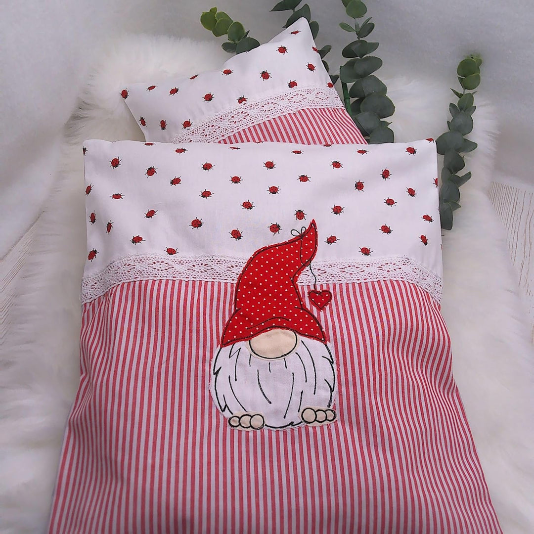 Puppenbettwäsche "Gnomeline" rot weiss mit Stickerei, Decke 40 h x 33 b, Kissen 23h x 23 b in cm, fü